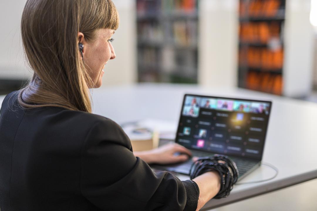 Sie sehen auf dem Bild die Publizistin, Dozentin und Trainerin Mag. Katharina Reich. Ihr Unternehmen heißt Interacting Lectures. Die ungeschärfte Sinne kosten viel Geld und Produktivität. Eine klare Wahrnehmung führt zu Selbständigkeit und Entscheidungen, dazu verhilft ihnen Katharina Reich. INTERACTING LECTURES - Katharina Reich - TrainierinDozentinPublizistin